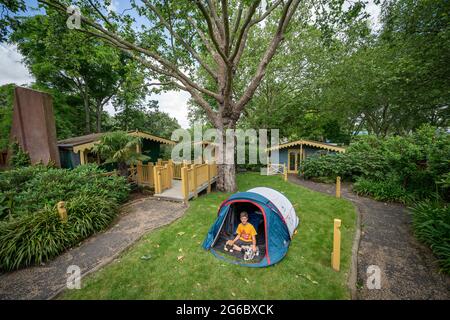Max Woosey, 11, im ZSL London Zoo für seinen Charity-Sleepover, um Geld für die Charity Action for Children zu sammeln. Bilddatum: Montag, 5. Juli 2021. Stockfoto