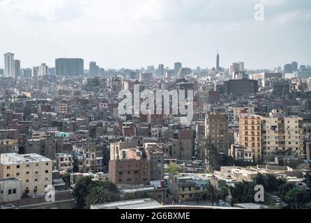 Panorama-Luftaufnahme der Innenstadt von Kairo, Ägypten von der Zitadelle von Kairo aus gesehen Stockfoto