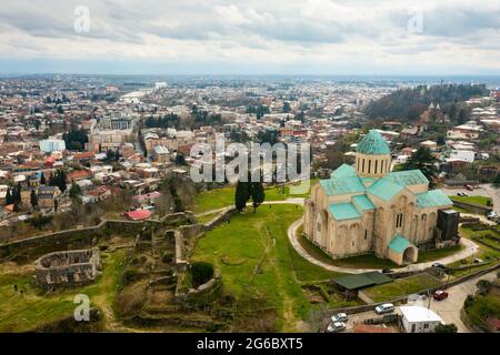 Blick von der Drohne auf die Bagrati Kathedrale in Kutaisi gegen das Stadtbild Stockfoto