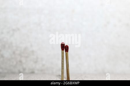 Zwei Romantische Streichhölzer In Love. Liebe Und Romantik Konzept. Die Matchstick-Kunstfotografie verwendete Matchsticks, um den Charakter zu erschaffen. Stockfoto