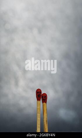 Zwei Romantische Streichhölzer In Love. Liebe Und Romantik Konzept. Die Matchstick-Kunstfotografie verwendete Matchsticks, um den Charakter zu erschaffen. Stockfoto