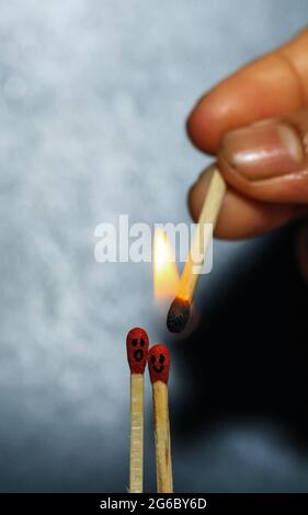 Zwei Romantische Streichhölzer In Love. Liebe Und Romantik Konzept. Die Matchstick-Kunstfotografie verwendete Matchsticks, um ein Liebeskonzept zu schaffen. Stockfoto