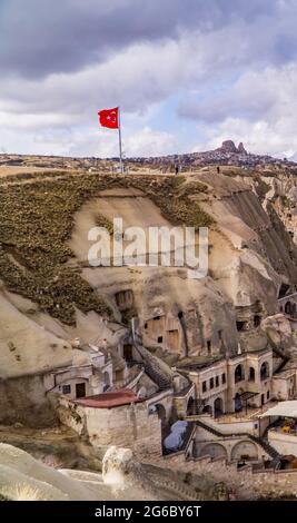 Göreme, Türkei - 20. März 2020 - wunderschöne Panoramasicht auf die Stadt Göreme in Kappadokien, Türkei mit Feenkaminen, Häusern und einzigartigem Felsbrocken Stockfoto