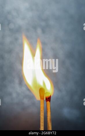 Zwei Romantische Streichhölzer In Love. Liebe Und Romantik Konzept. Die Matchstick-Kunstfotografie verwendete Matchsticks, um ein Liebeskonzept zu schaffen. Stockfoto