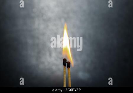 Zwei Romantische Streichhölzer In Love. Liebe Und Romantik Konzept. Die Matchstick-Kunstfotografie verwendete Matchsticks, um ein Liebeskonzept zu schaffen. Stockfoto