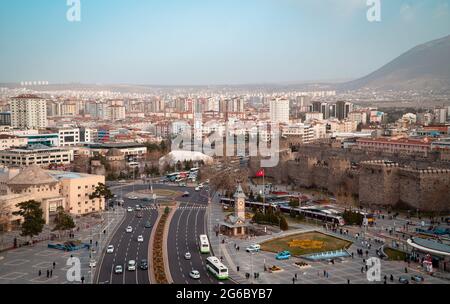 Kayseri, Türkei - 22. März 2021 - atemberaubende Luftpanoramasicht auf das Zentrum von Kayseri, Zentralanatolien Stockfoto