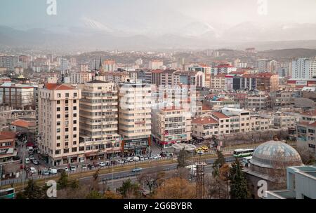 Kayseri, Türkei - 22. März 2021 - atemberaubende Luftpanoramasicht auf das Zentrum von Kayseri, Zentralanatolien Stockfoto