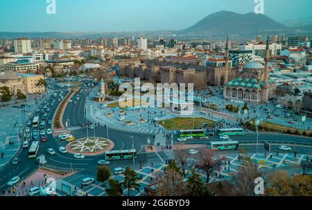 Kayseri, Türkei - 22. März 2021 - atemberaubende Luftpanoramasicht auf das Zentrum von Kayseri, Zentralanatolien Stockfoto