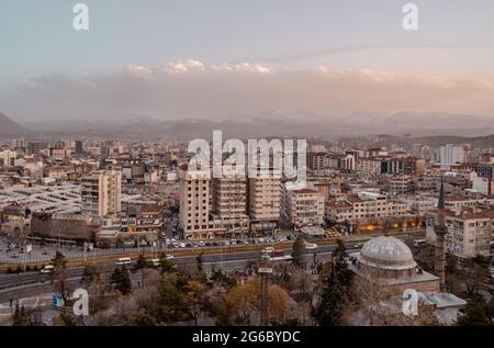 Kayseri, Türkei - 22. März 2021 - atemberaubende Luftpanoramasicht auf das Zentrum von Kayseri, Zentralanatolien Stockfoto