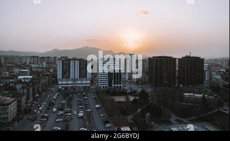 Kayseri, Türkei - 22. März 2021 - atemberaubende Luftpanoramasicht auf das Zentrum von Kayseri, Zentralanatolien Stockfoto