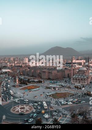 Kayseri, Türkei - 22. März 2021 - atemberaubende Luftpanoramasicht auf das Zentrum von Kayseri, Zentralanatolien Stockfoto