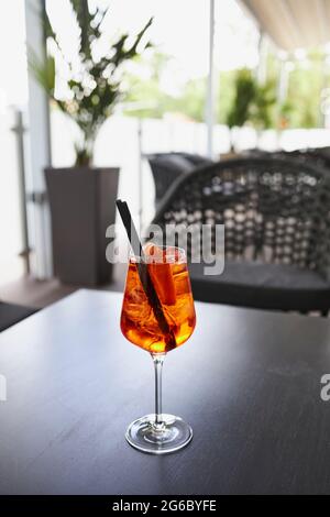 Ein Glas erfrischenden Cocktails in einer Bar Stockfoto