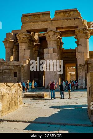 Touristen im Kom Ombo Tempel in Süditegypten Stockfoto