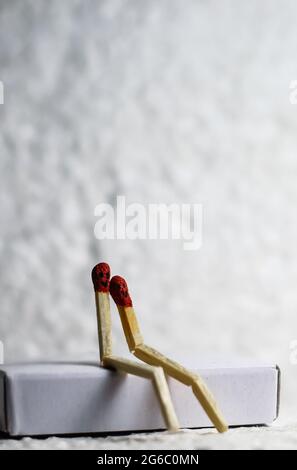 Zwei romantische Streichhölzer in Love Sitting Together. Liebe Und Romantik Konzept. Die Matchstick-Kunstfotografie verwendete Matchsticks, um den Charakter zu erschaffen. Stockfoto