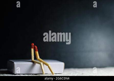 Zwei romantische Streichhölzer in Love Sitting Together. Liebe Und Romantik Konzept. Die Matchstick-Kunstfotografie verwendete Matchsticks, um den Charakter zu erschaffen. Stockfoto