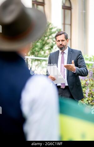 Hannover, Deutschland. Juli 2021. Olaf Lies (SPD), Umweltminister in Niedersachsen, spricht nach der Übergabe der Ergebnisse einer repräsentativen Umfrage zum Thema Wölfe zu mehreren Hirten. Das Landvolk Niedersachsen hat eine repräsentative Umfrage zum Schutz von Weidevieh und Wölfen in Niedersachsen durchgeführt. Quelle: Hauke-Christian Dittrich/dpa/Alamy Live News Stockfoto
