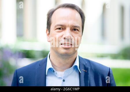 Hannover, Deutschland. Juli 2021. Jörn Ehlers, Vizepräsident Landvolk Niedersachsen, steht im Hof des niedersächsischen Umweltministeriums. Das Landvolk Niedersachsen hat die Ergebnisse einer repräsentativen Umfrage zum Thema Wölfe an den niedersächsischen Umweltminister Lies übergeben. Quelle: Hauke-Christian Dittrich/dpa/Alamy Live News Stockfoto