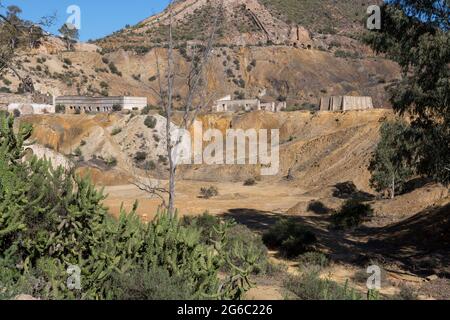 Überreste der Gebäude, die einst Teil der Mine in Mazarron, Murcia, waren, heute ein verlassenes Gebiet, das von Pflanzen und wilder Natur bewohnt wurde. Stockfoto