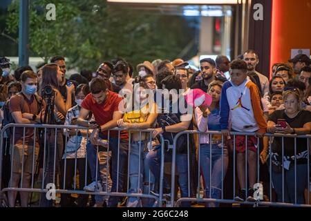 New York, Usa. Juli 2021. Die Zuschauer warten auf die 45. Jährliche Macy's Feuerwerksvorstellung am 4. Juli auf dem Gantry State Plaza in Long Island City.die diesjährige Feier sollte größer und länger sein und mit 25 Minuten dauern als in den Vorjahren, als ein Beweis für die Verbesserung der Stadt gegenüber COVID-19. Aufgrund der Coronavirus-Pandemie des vergangenen Jahres wurde das Feuerwerk über vier Nächte und mehrere Bezirke verteilt, um Versammlungen zu begrenzen und die Ausbreitung zu verlangsamen. Kredit: SOPA Images Limited/Alamy Live Nachrichten Stockfoto