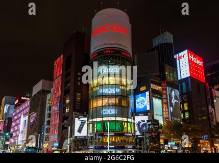 Übernachtung an der berühmten und ikonischen Ginza Crossroad in Tokio mit farbenfrohen Werbetafeln und Luxusgeschäften Stockfoto