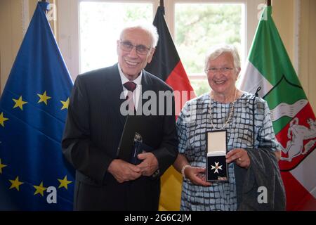 Düsseldorf, Deutschland. Juni 2021. Das Ehepaar Ursula und Heribert HOELZ, HÃ¶lz, würdigt mit ihrem Verdienstorden Ministerpräsident Armin Laschet mit dem Verdienstorden des Landes Nordrhein-Westfalen für ihr außergewöhnliches Engagement für die Gesellschaft, Verleihung des Verdienstordens des Landes Nordrhein-Westfalen in Düsseldorf am 06/28/2021 ÃÂ Quelle: dpa/Alamy Live News Stockfoto