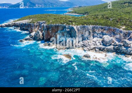 Luftaufnahme der felsigen Küste in der Nähe des Strandes von Dafnoudi in Kefalonia, Griechenland. Stockfoto