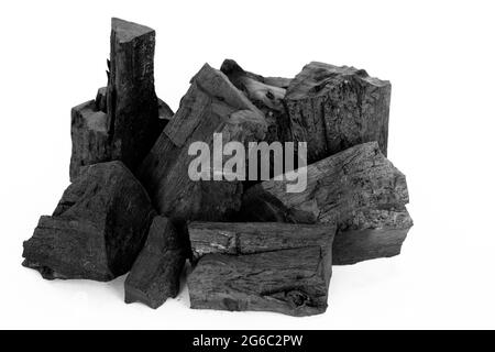 Stapel Holzkohle stehen auf weißem Hintergrund, kopieren Raum. Stockfoto