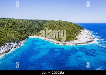 Luftaufnahme des abgelegenen Dafnoudi Strandes in Kefalonia, Griechenland. Abgeschiedene Bucht mit reinem kristallklarem türkisfarbenem Meerwasser, umgeben von Zypressen. Stockfoto