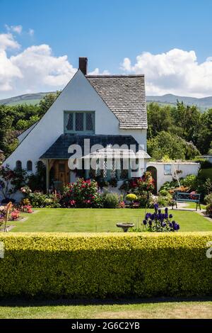 Vorgarten und Whitefriars Cottage, entworfen von Herbert Luck North im Arts and Crafts Stil an der Strandpromenade. Llanfairfechan Conwy Wales Großbritannien Stockfoto