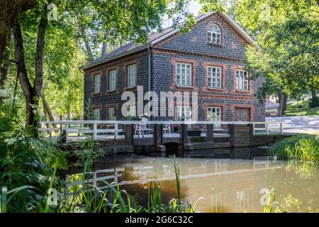 Die Mühle im Dorf Fiskars, ein historisches Eisenhüttengebiet und beliebtes Reiseziel. Stockfoto