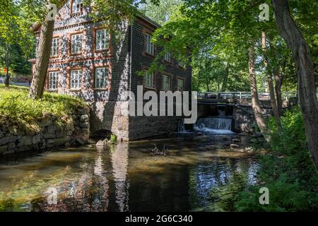 Der idyllische Fluss und die Mühle im Dorf Fiskars, ein historisches Eisenhüttengebiet und beliebtes Reiseziel. Stockfoto