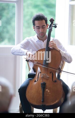 Düsseldorf, Deutschland. Juni 2021. Manuel LIPSTEIN, Musiker, Cellist, Ministerpräsident Armin Laschet ehrt mit dem Verdienstorden des Landes Nordrhein-Westfalen am 28. Juni 2021 in Düsseldorf die Bürger Nordrhein-Westfalens für ihr außergewöhnliches Engagement für die Gesellschaft ÃÂ‚Ã ‚ Quelle: dpa/Alamy Live News Stockfoto