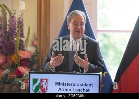 Düsseldorf, Deutschland. Juni 2021. Ministerpräsident Armin LASCHET hat in seiner Ansprache die Bürger Nordrhein-Westfalens für ihr außergewöhnliches Engagement für die Gesellschaft mit dem Verdienstorden des Landes, der Verleihung des Verdienstordens des Landes Nordrhein-Westfalen am 28. Juni in Düsseldorf, geehrt. 2021 ÃÂÃ ‚ Credit: dpa/Alamy Live News Stockfoto