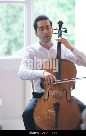 Düsseldorf, Deutschland. Juni 2021. Manuel LIPSTEIN, Musiker, Cellist, Ministerpräsident Armin Laschet ehrt mit dem Verdienstorden des Landes Nordrhein-Westfalen am 28. Juni 2021 in Düsseldorf die Bürger Nordrhein-Westfalens für ihr außergewöhnliches Engagement für die Gesellschaft ÃÂ‚Ã ‚ Quelle: dpa/Alamy Live News Stockfoto