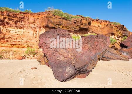 Dieser herzförmige Felsen ist eine Touristenattraktion in Pender Bay Escape, Dampier Peninsula, Westaustralien Stockfoto