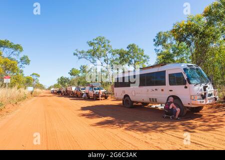 Geländefahrzeuge füllen die Reifen nach dem Autofahren auf einer nicht versiegelten Straße, Dampier Peninsula, Westaustralien, wieder auf Stockfoto