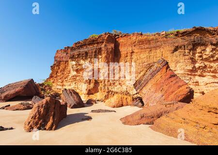 Spektakulärer Blick auf die leuchtend roten Pindan-Klippen von Pender Bay Escape, Dampier Peninsula, Westaustralien Stockfoto