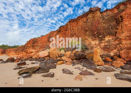 Spektakuläre Aussicht auf die leuchtend roten Pindan-Klippen unter einem Makrelenhimmel, Pender Bay Escape, Dampier Peninsula, Western Australia Stockfoto