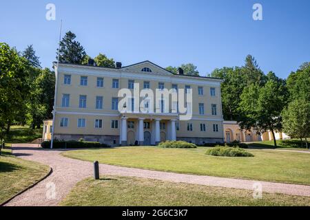 Das Herrenhaus im Dorf Fiskars, einem historischen Eisenhüttengebiet und beliebtes Reiseziel. Stockfoto