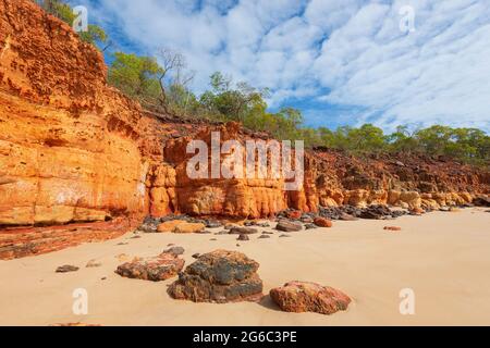 Malerischer Blick auf den Strand und die Pindan-Klippen bei Pender Bay Escape, Dampier Peninsula, Western Australia, WA, Australien Stockfoto