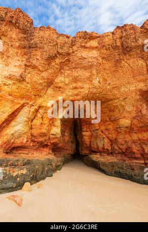 Vertikale Ansicht einer Höhle in Pindan Cliffs am Strand von Pender Bay Escape, Dampier Peninsula, Western Australia, WA, Australien Stockfoto