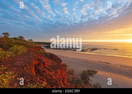 Pastellfarben und leuchtende rote Pindan-Klippen am Strand über Pender Bay Escape, Dampier Peninsula, Westaustralien, WA, Australien Stockfoto