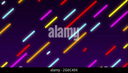 Abbildung mehrerer mehrfarbiger, leuchtender, diagonaler Neon-Linien, die sich auf einer nahtlosen Schleife bewegen Stockfoto