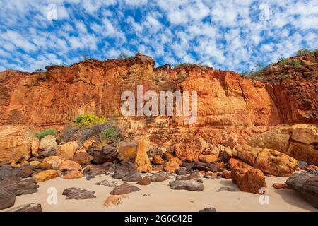 Spektakulärer Blick auf die roten Pindan-Klippen unter einem Makrelenhimmel in Pender Bay Escape, Dampier Peninsula, Western Australia Stockfoto