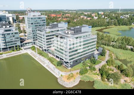 Luftaufnahme des Hauptgebäudes der Neste Company im Sommer. Stockfoto