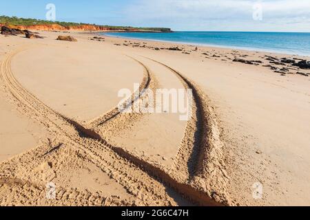 Augenfleck von Reifenspuren, die einen Strand verderben, Western Australia, WA, Australien Stockfoto