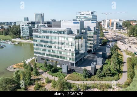 Luftaufnahme des Hauptgebäudes der Neste Corporation im Sommer. Stockfoto