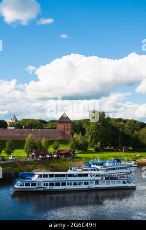 VELIKY NOWGOROD, RUSSLAND - 29. MAI 2016. Veliky Nowgorod Kreml und touristische Segelboote an der Pier am Fluss Volkhov. Reiselandschaft von Veliky N Stockfoto