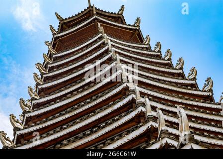 Traditionelle Zhuang Nationalitätenarchitektur in Nanning, Guangxi, China, neunstöckiger Holzturm Stockfoto