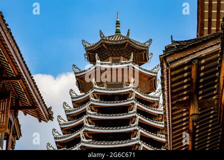 Traditionelle Zhuang Nationalitätenarchitektur in Nanning, Guangxi, China, neunstöckiger Holzturm Stockfoto